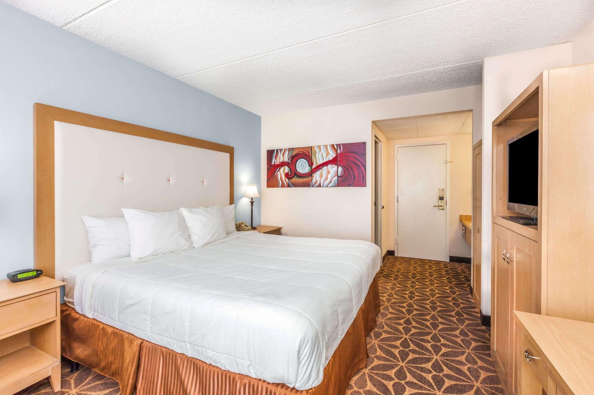 Days Inn Syracuse East Syracuse Bagian luar foto