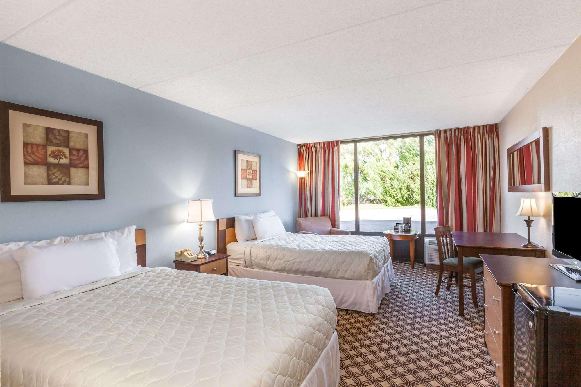 Days Inn Syracuse East Syracuse Bagian luar foto