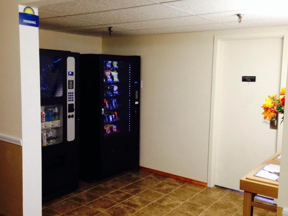 Days Inn Syracuse East Syracuse Bagian luar foto
