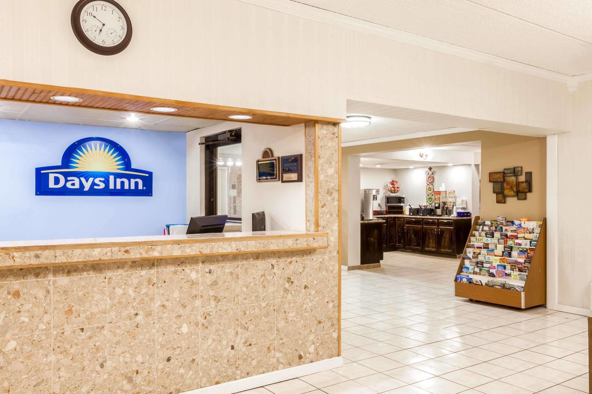 Days Inn Syracuse East Syracuse Bagian luar foto
