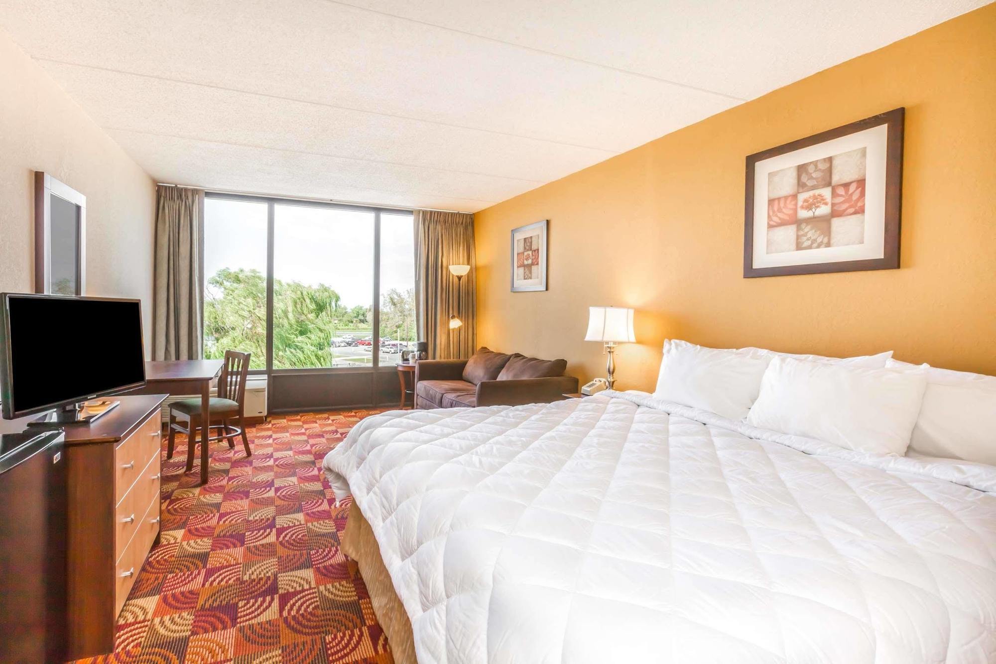 Days Inn Syracuse East Syracuse Bagian luar foto