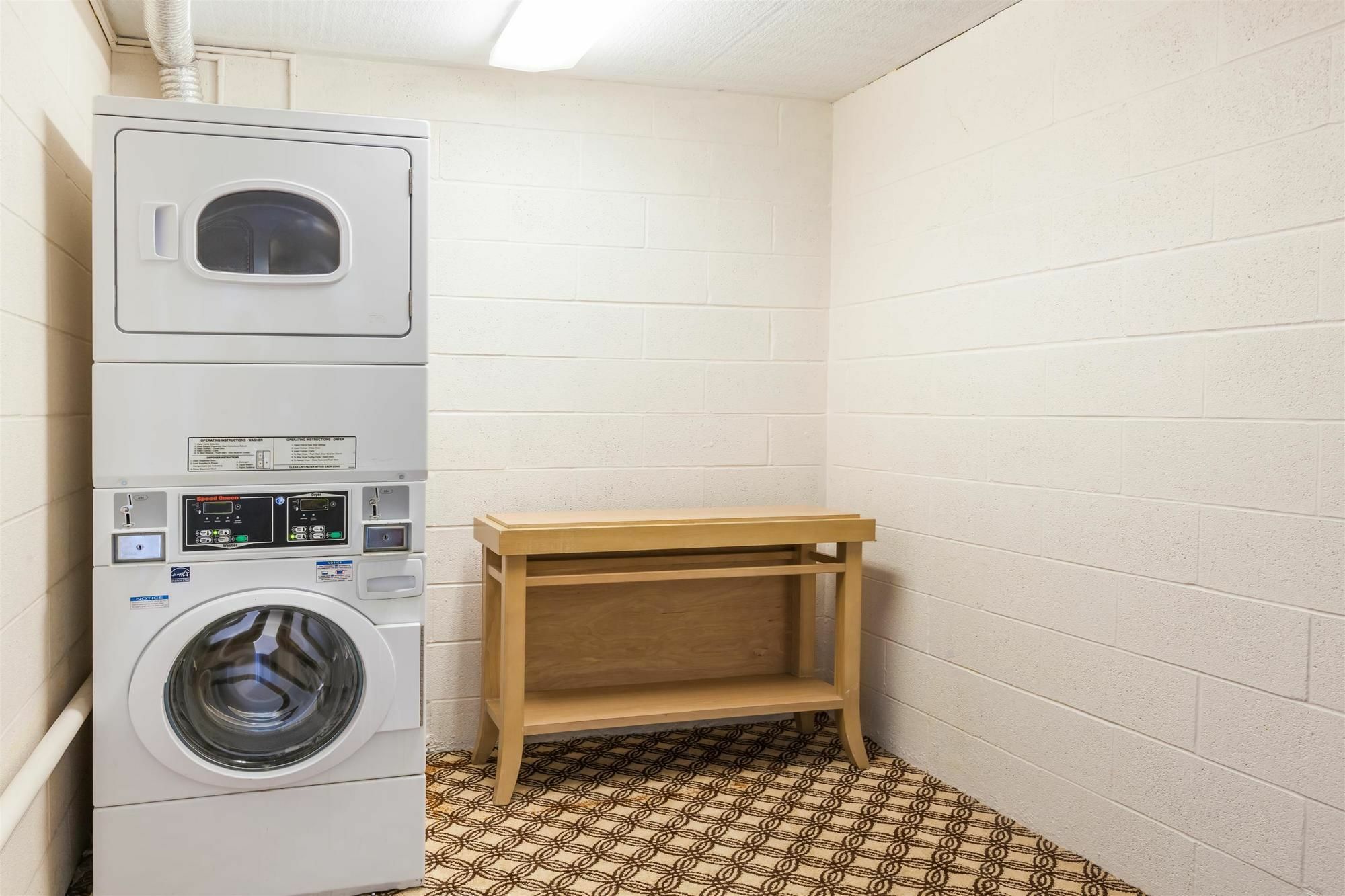 Days Inn Syracuse East Syracuse Bagian luar foto