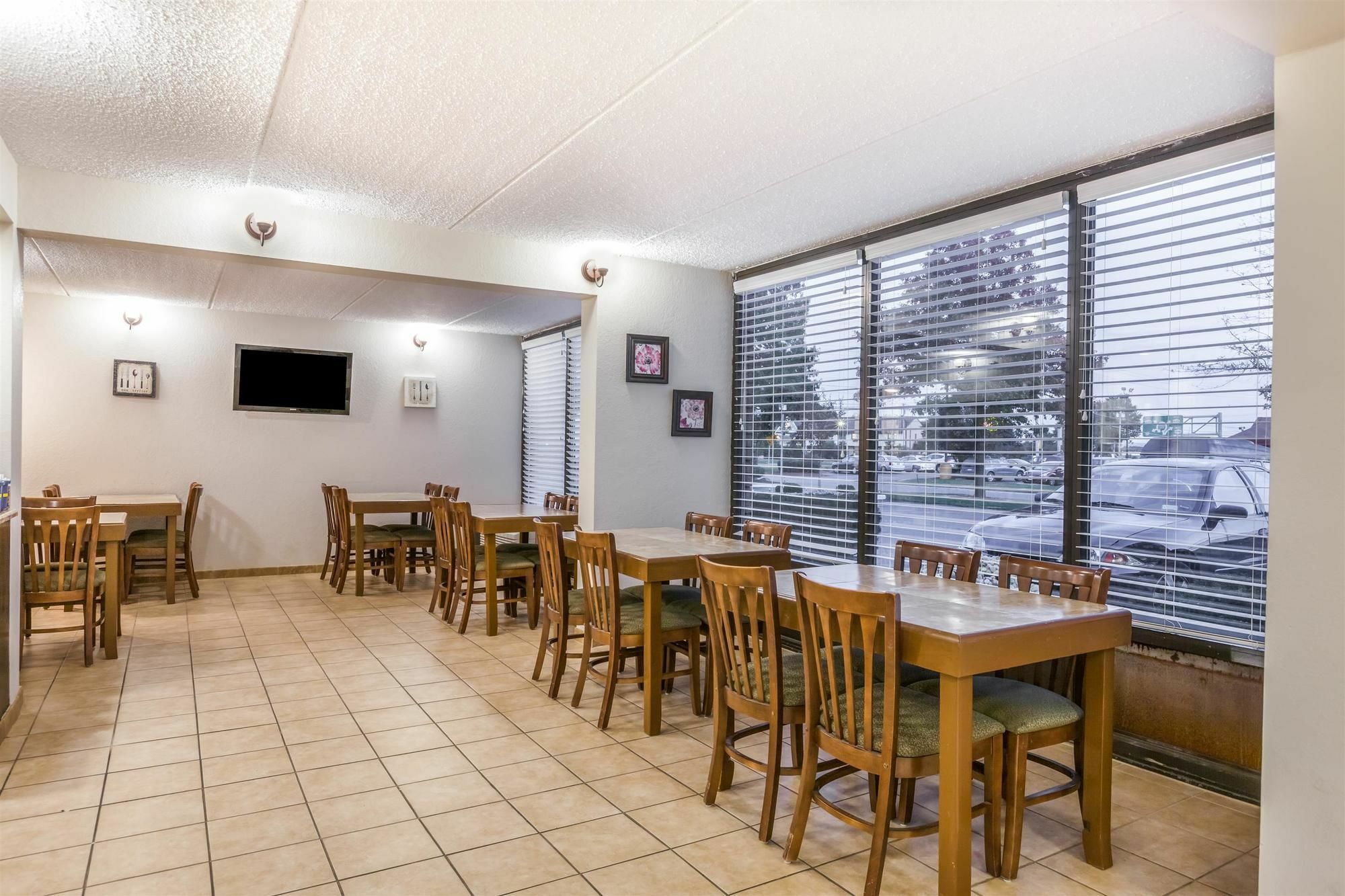 Days Inn Syracuse East Syracuse Bagian luar foto