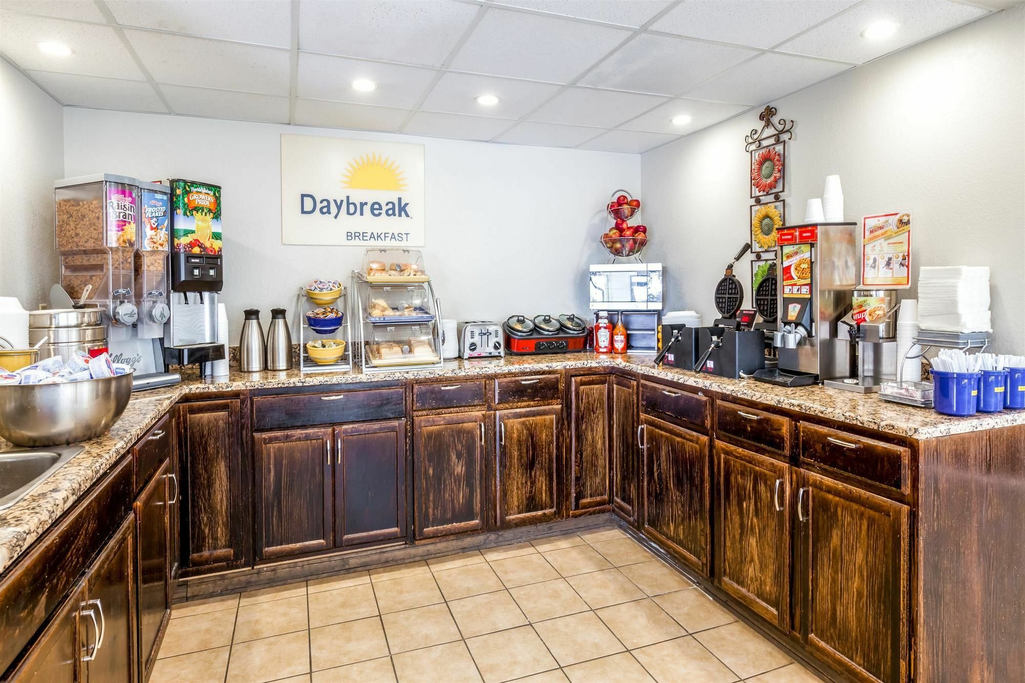 Days Inn Syracuse East Syracuse Bagian luar foto