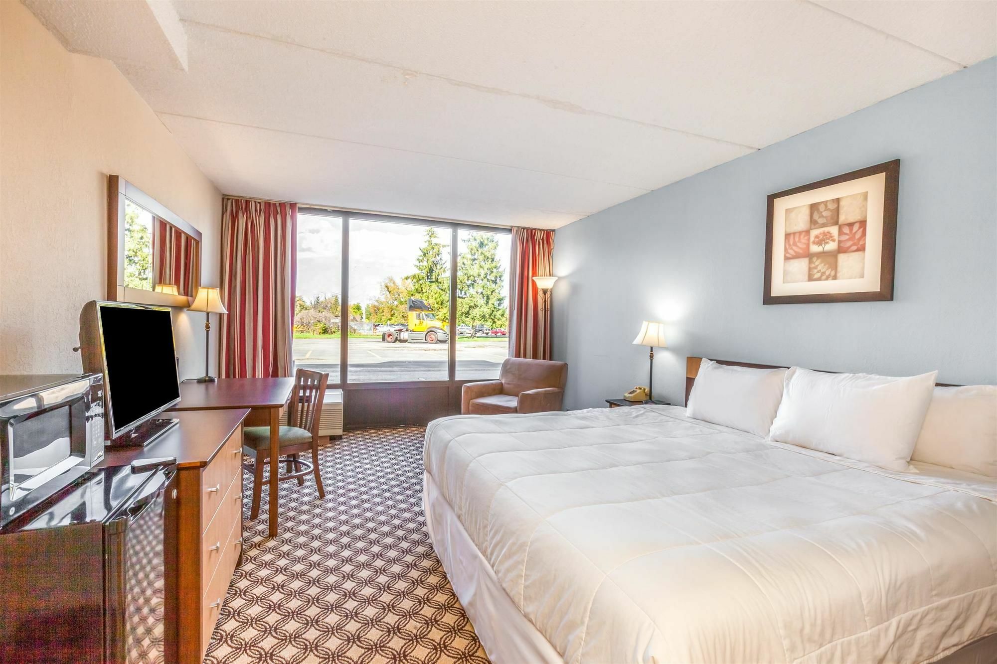 Days Inn Syracuse East Syracuse Bagian luar foto